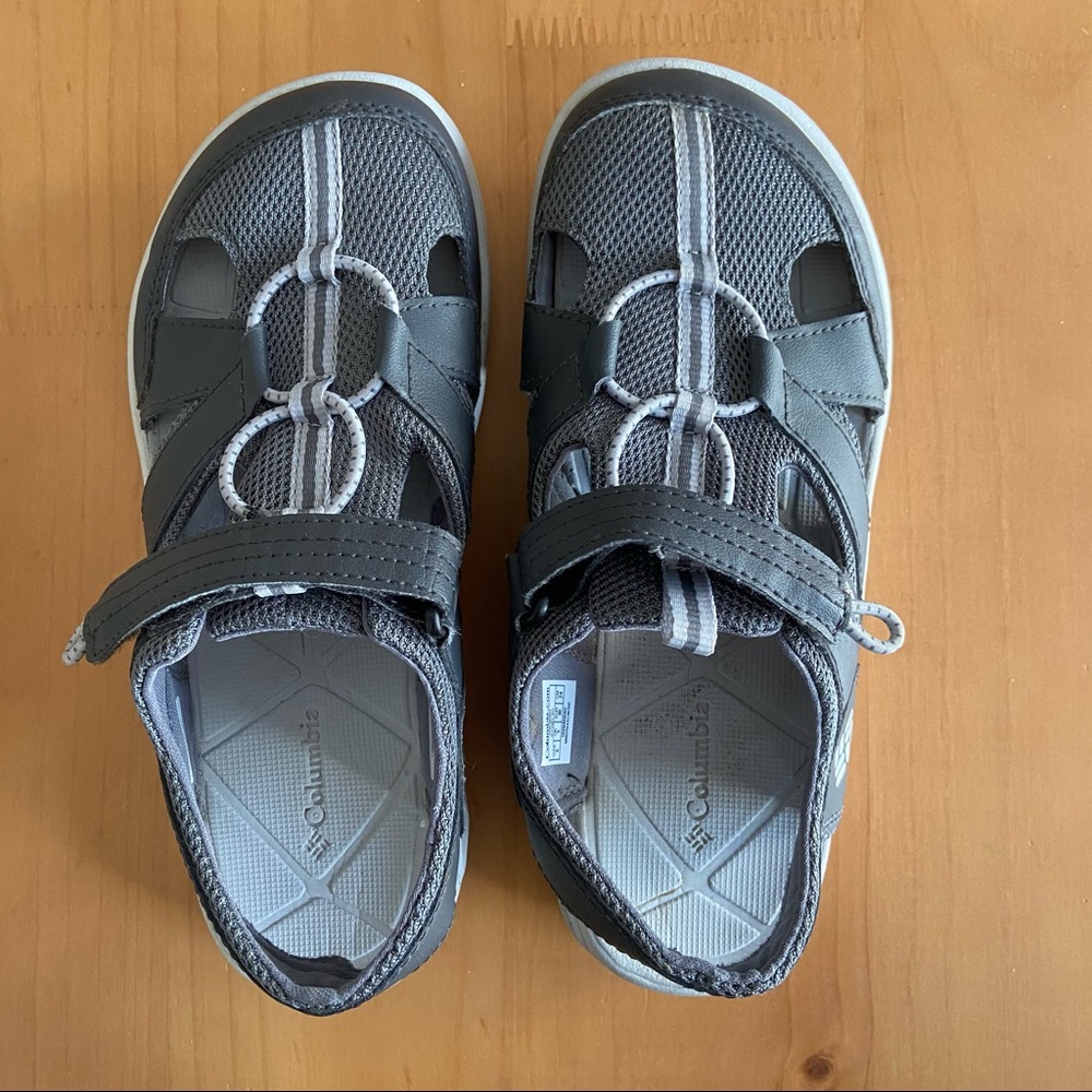 Boys size 6 Columbia Water Shoes